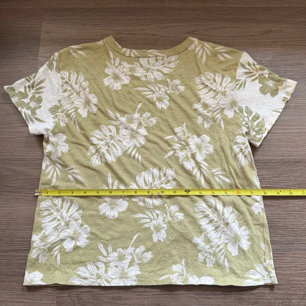 American‎ Eagle Outfitters Green and White Floral Top